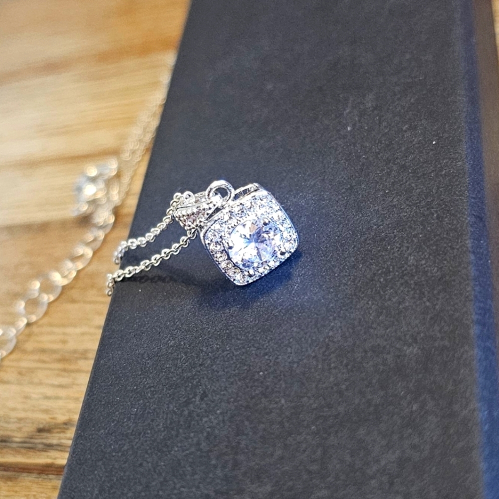 1 CT High Quality Diamond / CZ Elegant & Charming Pendant Necklace.